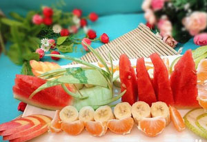 西瓜为大王,香蕉排边靠的水果拼盘