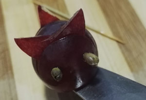 蝴蝶形的水果拼盘,配上两坐假山