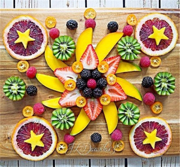 分量十足的漂亮水果拼盘,聚会招待客人还不学两招?