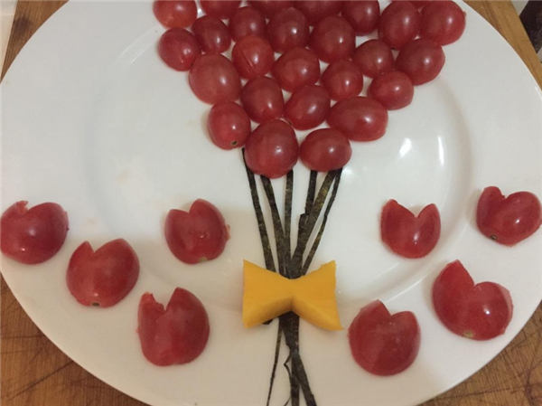 学校举办创意水果拼盘大赛,公布结果的最后一位小朋友气哭了