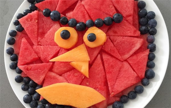 10种卡通创意水果拼盘,来一次回忆杀的水果拼盘图片