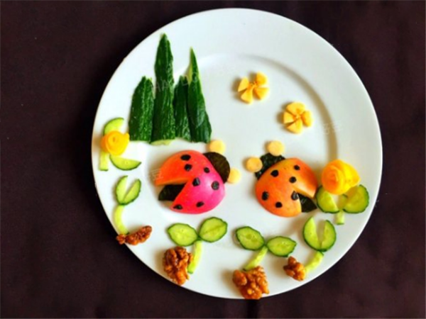 10种卡通创意水果拼盘,来一次回忆杀的水果拼盘图片