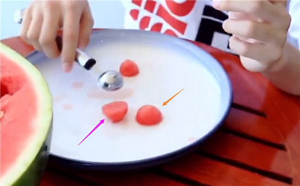 王俊凯教您做简单的水果拼盘,帅气小凯也抵挡不住诱惑