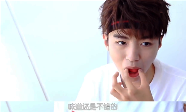 王俊凯教您做简单的水果拼盘,帅气小凯也抵挡不住诱惑