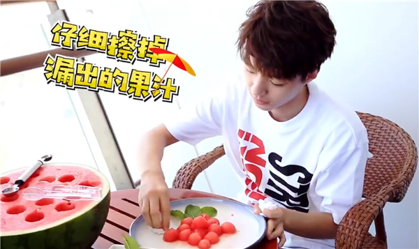 王俊凯教您做简单的水果拼盘,帅气小凯也抵挡不住诱惑