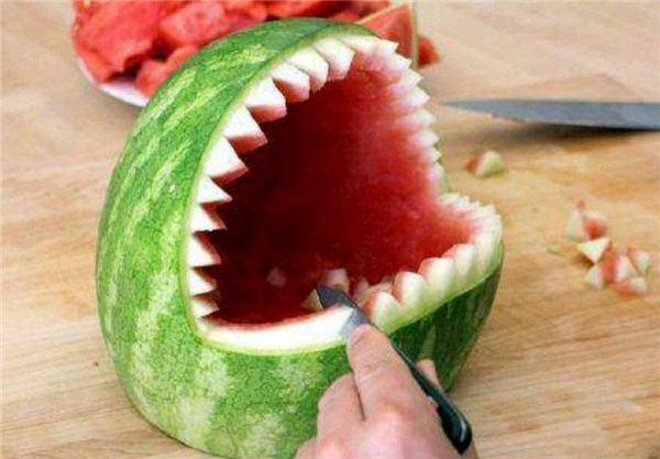 一个西瓜制作创意水果拼盘,夏季的西瓜吃出高大上来(图解)
