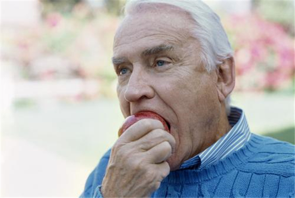 晚上吃苹果好吗,吃苹果的正确时间(饭后两小时吃最好)