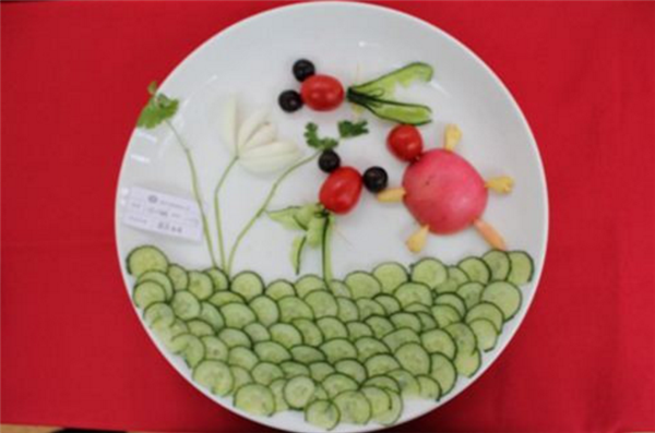 简单的动物水果拼盘制作 亲子一起完成的水果拼盘