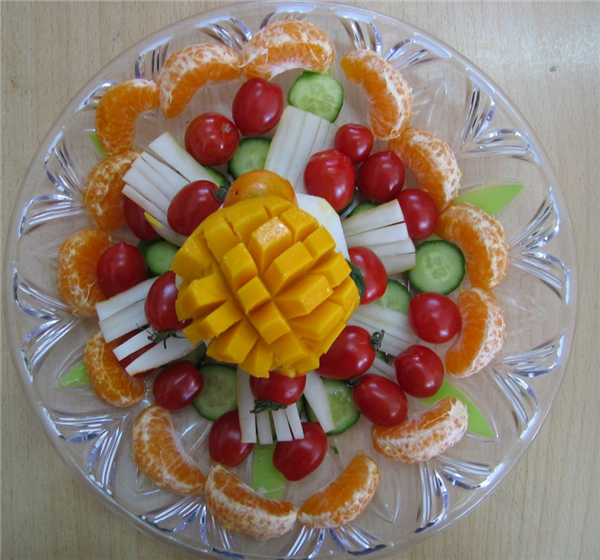 吃饭时搭配的水果拼盘,夏季凉菜也可以用水果拼盘搭配