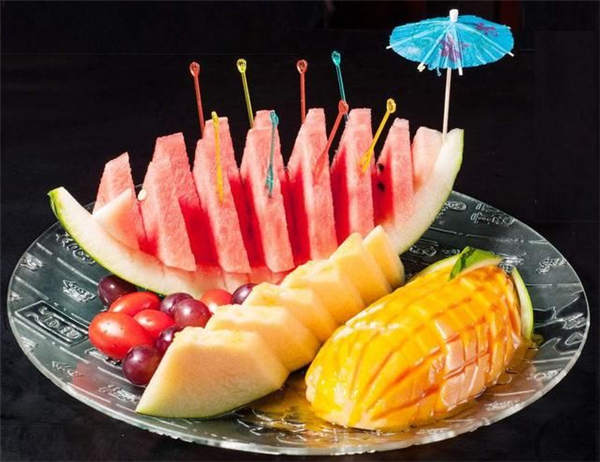 代替小蛋糕的生日水果拼盘,最后一款堪称精致蛋糕