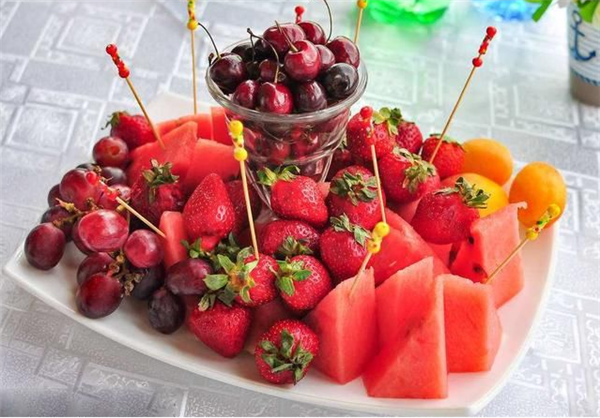 代替小蛋糕的生日水果拼盘,最后一款堪称精致蛋糕