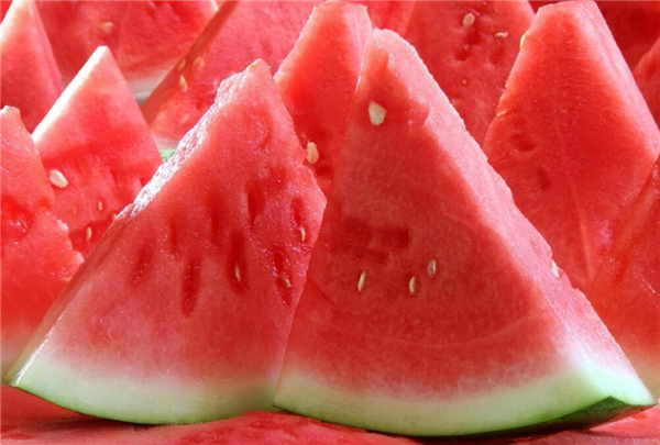 不用盘不粘手的吃西瓜方法,快速简单的切西瓜方法