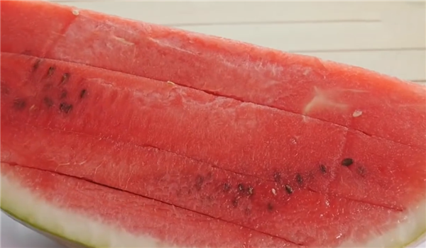 不用盘不粘手的吃西瓜方法,快速简单的切西瓜方法