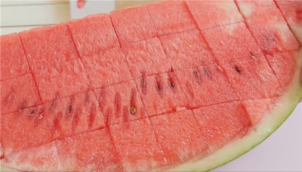 不用盘不粘手的吃西瓜方法,快速简单的切西瓜方法