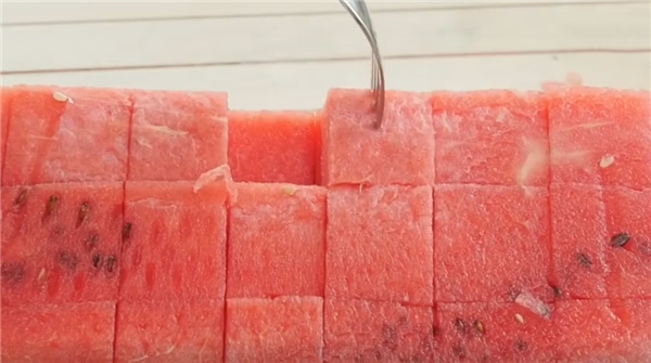 不用盘不粘手的吃西瓜方法,快速简单的切西瓜方法