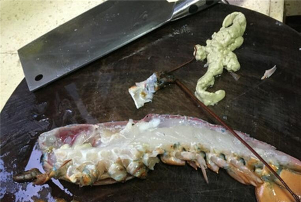 波士顿龙虾怎么杀图解,先放尿或用水煮10秒再杀