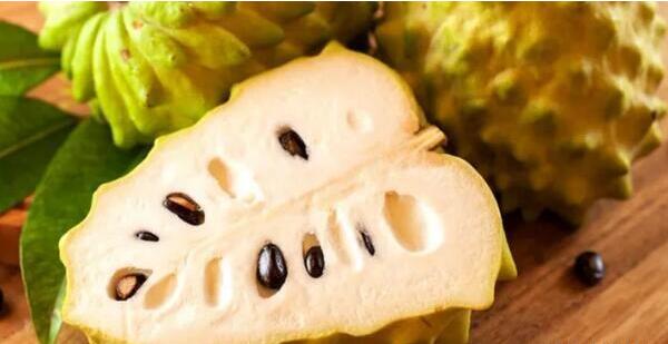 释迦果的籽能吃吗，释迦果籽可不可以吃(释迦果籽不小心吃了不会中毒)