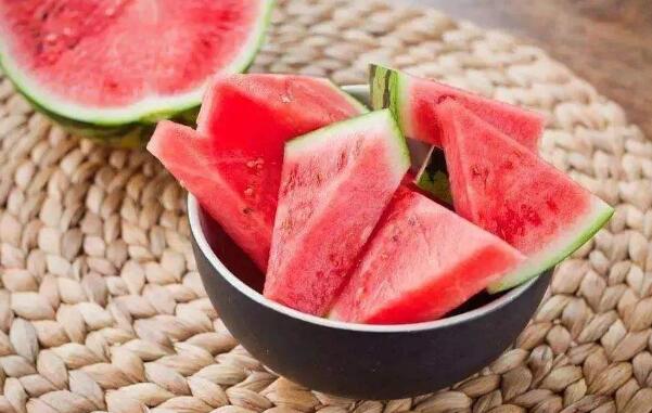 桃子和西瓜能一起吃吗,桃子和西瓜一起吃会中毒吗