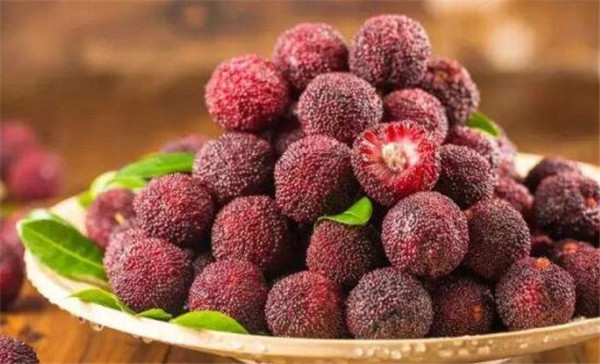 孕妇吃杨梅上火吗,杨梅连籽一起吃是不是不会上火