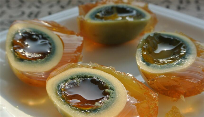 松花蛋不能与什么一块吃,女人吃皮蛋好处和坏处