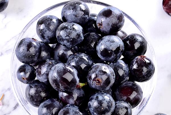 夏黑和巨峰哪个品种好,夏黑葡萄无籽有害吗