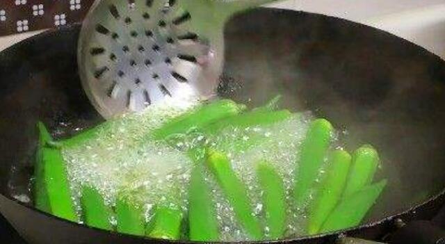 秋葵炒之前需要焯水吗,秋葵炒的时候要不要过下水的
