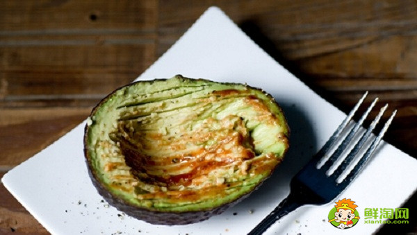 牛油果怎么挑选才甜,牛油果挑什么颜色的
