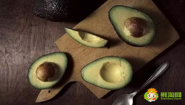 牛油果怎么挑选才甜,牛油果挑什么颜色的
