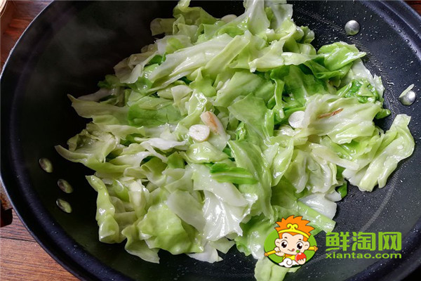 隔夜的包菜可以吃吗,包菜焯水再炒好吃吗