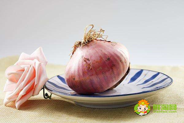每天生吃一个洋葱好吗,洋葱没炒熟吃了会怎样