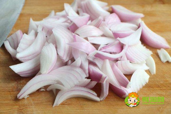 每天生吃一个洋葱好吗,洋葱没炒熟吃了会怎样