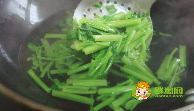 怎样清洗芹菜的农药残留,清洗芹菜时能用水煮一下吗