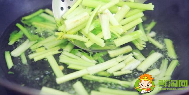 怎样炒芹菜更绿不褪色,怎样炒芹菜脆而不柴