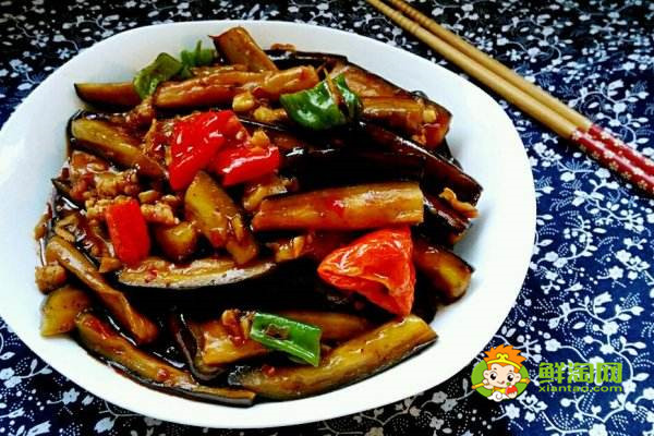 茄子怎么炒不黑又好吃，盐水浸泡后再炒不黑又好吃