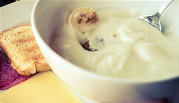 喝酸奶的最佳时间,喝酸奶的最佳时间是饭前还是饭后