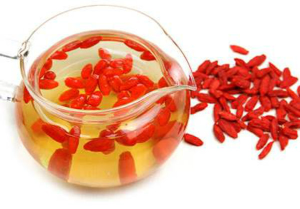 枸杞泡水喝的危害,枸杞泡水喝的功效与作用