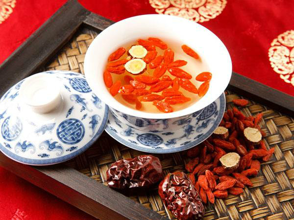 枸杞泡水喝的危害,枸杞泡水喝的功效与作用