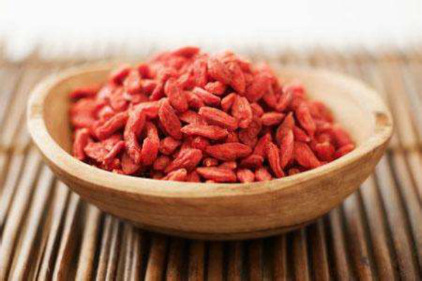 枸杞怎样晒干不发黑不烂,枸杞子家庭烘干方法