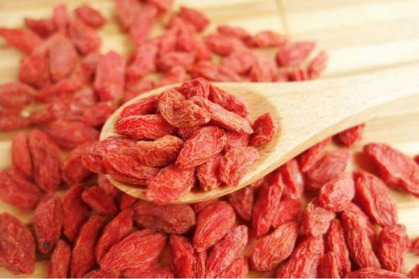 枸杞怎样晒干不发黑不烂,枸杞子家庭烘干方法