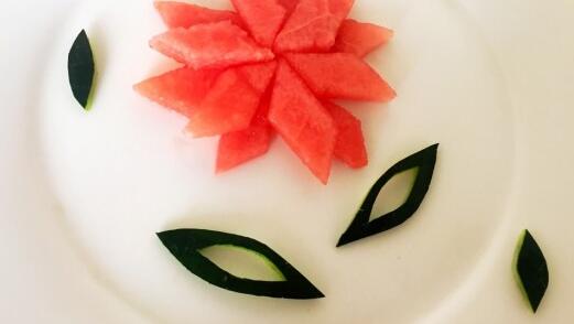 超简单的水果拼盘做法步骤 吸人眼球的西瓜小花图片