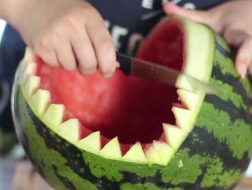 创意水果拼盘 大嘴巴的西瓜鲨鱼(详细做法步骤)