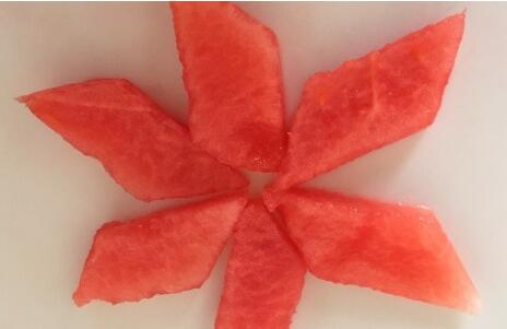 超简单的水果拼盘做法步骤 吸人眼球的西瓜小花图片