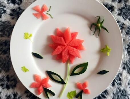 超简单的水果拼盘做法步骤 吸人眼球的西瓜小花图片