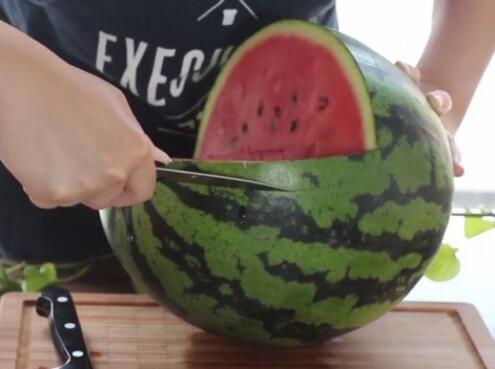 创意水果拼盘 大嘴巴的西瓜鲨鱼(详细做法步骤)