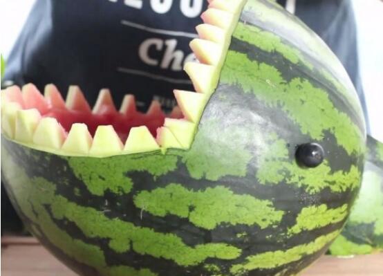 创意水果拼盘 大嘴巴的西瓜鲨鱼(详细做法步骤)
