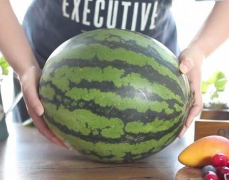 创意水果拼盘 大嘴巴的西瓜鲨鱼(详细做法步骤)