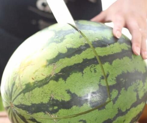 创意水果拼盘 大嘴巴的西瓜鲨鱼(详细做法步骤)