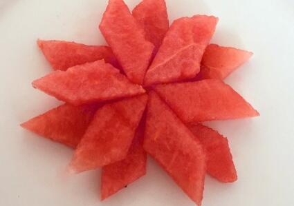 超简单的水果拼盘做法步骤 吸人眼球的西瓜小花图片