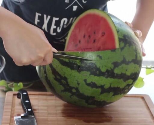 创意水果拼盘 大嘴巴的西瓜鲨鱼(详细做法步骤)