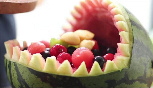 创意水果拼盘 大嘴巴的西瓜鲨鱼(详细做法步骤)